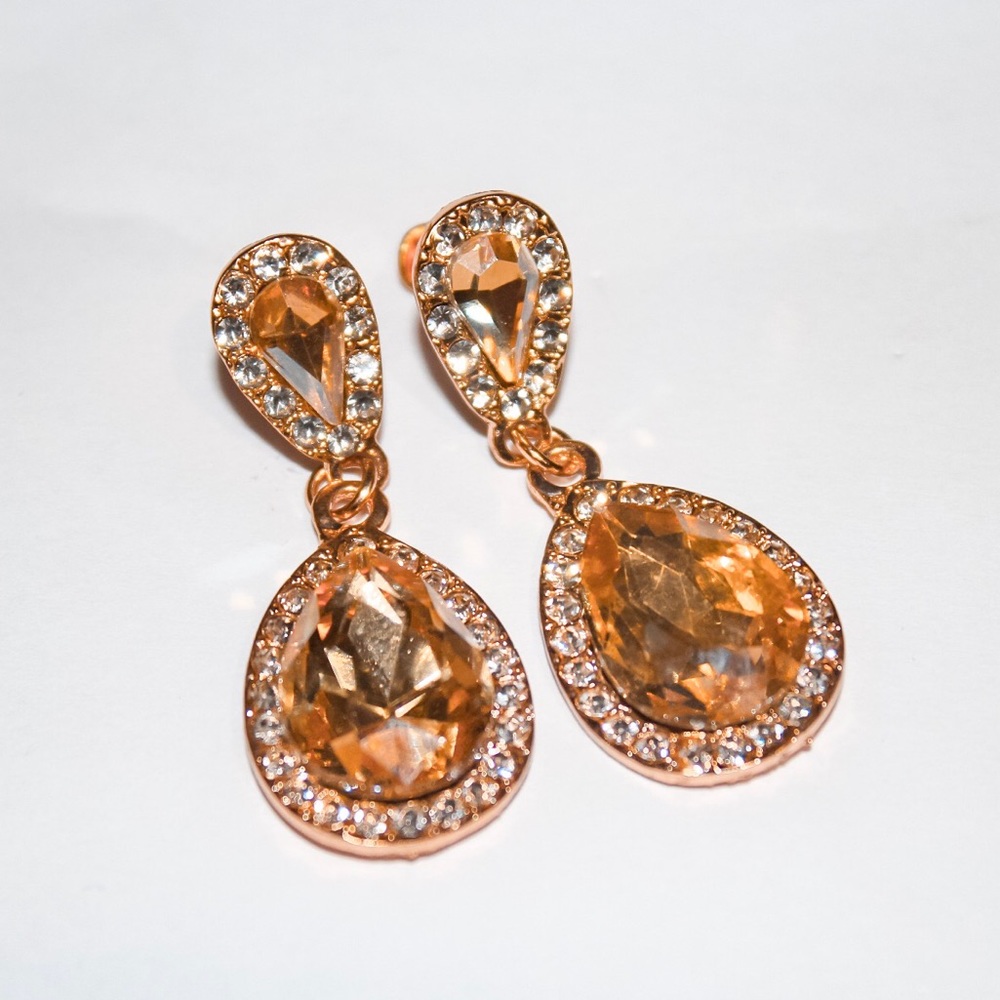 𝒞ℎ𝑎𝑚𝑝𝑎𝑔𝑛𝑒 𝒟𝑟𝑜𝑝 ℰ𝑎𝑟𝑟𝑖𝑛𝑔𝑠